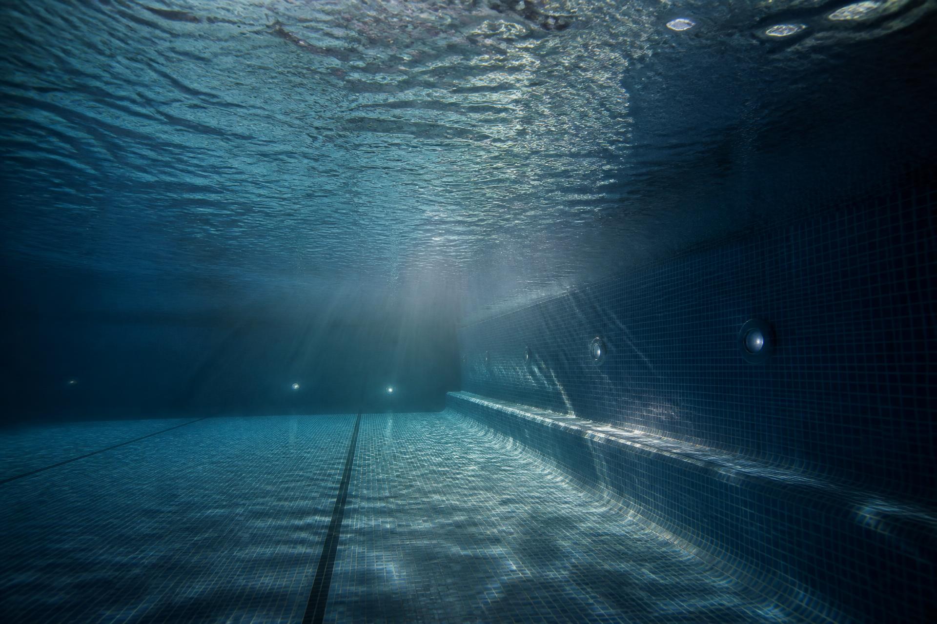 Lumière naturelle traversant l’eau d’un bassin de natation